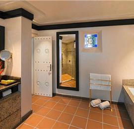 Selection of 1 & 2 Bedroom Luxury Villas with Pool in Dubai, Sleeps 2-6 